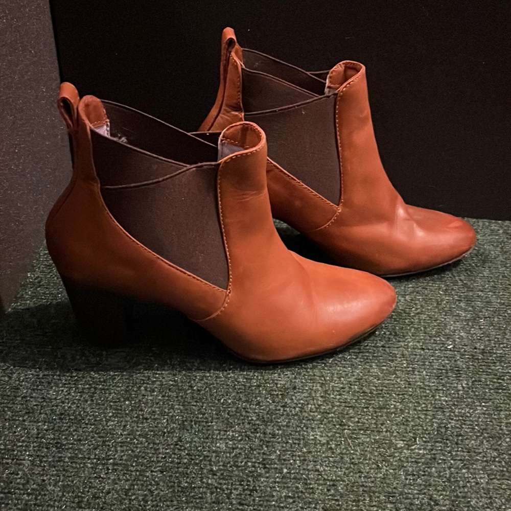 Johnston and Murphy heeled booties, size 9M, leather